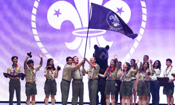 2019년 8월 1일(현지 시각) 미국 웨스트버지니아주 서밋 벡텔 국립공원에서 열린 제24회 북미세계잼버리 폐영식에서 당시 송하진 전북도지사와 함종한 한국스카우트연맹 총재, 권익현 부안군수가 무대에 올라 차기 잼버리 개최지인 '2023 새만금 잼버리 대회기'를 이양 받고 힘차게 흔들고 있다.(사진=전북도 제공)