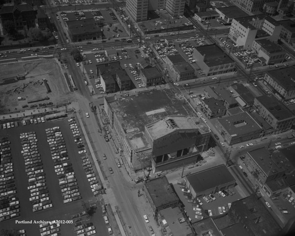 나중에 Keller Auditorium으로 이름이 바뀐 시민 강당 일대. 주차장으로 활용되는 인근 지역이 많이 보일 것이다. 1967년 5월 8일 (사진출처: 포틀랜드 시청 아카이브)