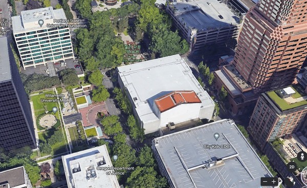 같은 각도를 비추고 있는 Keller Auditorium 인근의 위성사진. 녹지와 광장등이 켈러강당 인근에 있음을 확인할수 있다.(사진출처: 구글 어스 캡처)