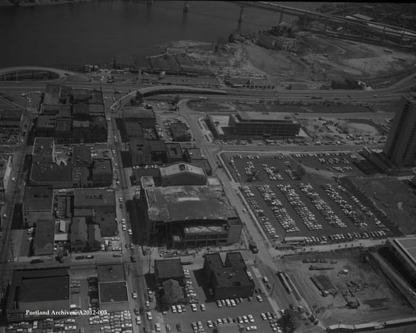 캘러 강당과 월라멧강변의 모습 강변의 도로가 하버드라이브였고 I-5도로의 핵심축이었다. 하버드라이브는 인근 우회로 개설과 함께 폐지된 후 수변공원으로 조성되었다. 1967년 5월 8일.(사진출처: 포틀랜드 시청 아카이브)