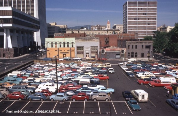 Jefferson과 Madison St 사이 SW 2nd에서 3rd Ave 방향 주차장 건너편 북쪽을 바라보는 전망. 2층의 주차장으로 활용되던 이 공간은 백화점 소유였으며 11층의 주차타워 신축계획이 제출된 상태였다. 1972년 12월 30일.( 사진출처: 포틀랜드 시청 아카이브)