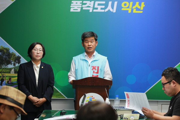 전권희 진보당 익산지역위원장은 1일 기자회견을 열고 “최근 수해농민들의 면담을 거부한 이유로 '불순세력이 끼어 있었다'고 발언한 정헌율 익산시장에 공식 사과를 촉구했다”