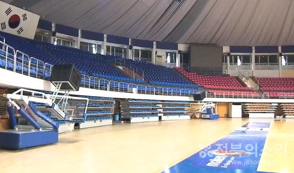 텅 빈 전주실내체육관 내부 모습.