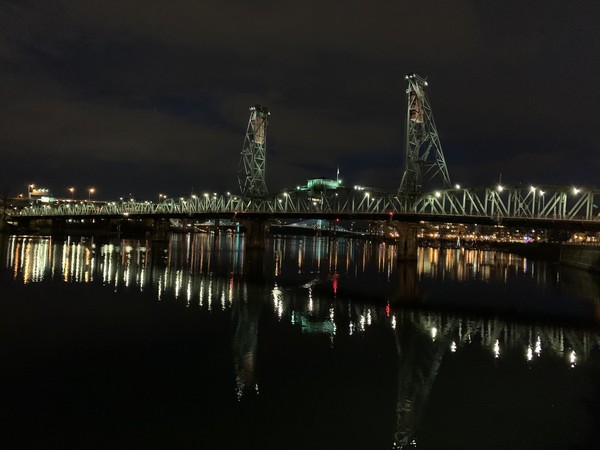 미국 오리건주 포틀랜드시의 야경. 포틀랜드 도심을 관통하는 월라멧강은 많은 조선소로 인해 붐비며 강변을 가로지르는 고속도로로 인해 시민들과 멀어진 공간이었다. 해안가(수변)를 시민의 것으로 활용해야 할수 있어야 한다는 톰맥콜은 관련 법안을 만들었고 도시계획에서의 무분별한 확장을 억제하는 '도시성장 한계선' 등의 장치를 고안하여 미국의 여러 주에 영향을 끼치는 업적을 남겼다.(사진=장우연 연구자 제공)