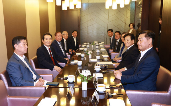 4일 서울의 한 호텔에서 전북도민회 원로들과 김관영 도지사가 만나 새만금사업 등 지역 현안을 논의했다.(사진=전북도 제공)