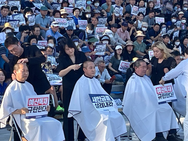 7일 오후 서울 여의도 국회 본관 앞에서 열린 새만금사업 예산 삭감을 규탄하는 전북도민 궐기대회에서 더불어민주당 전북 출신 의원들이 삭발하고 있다.(사진=민주당 전북도당 제공)