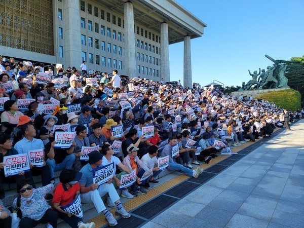 국회 본청 앞에서 7일 전북지역 민주당 국회의원들과 당원 등 2,000여명이 모여 새만금 사회간접자본(SOC) 예산 삭감을 규탄하며 집단 삭발투쟁에 나섰다.(사진=민주당 전북도당 제공)