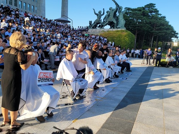 국회 앞 전북 출신 국회의원들의 삭발식 모습.(사진=민주당 전북도당 제공)