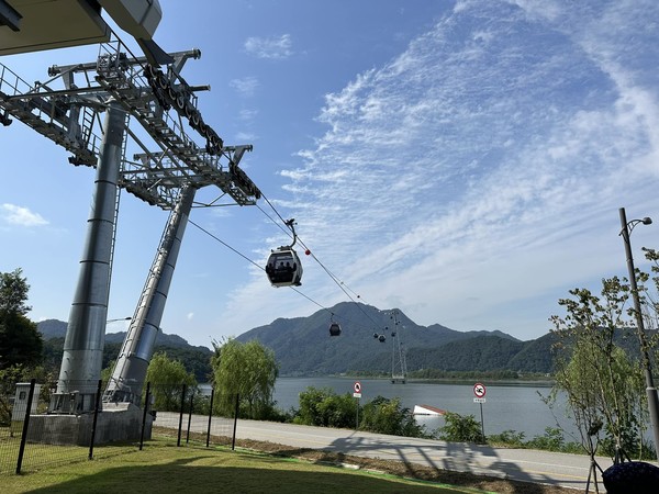 춘천의 의암호를 가로질러 삼악산 중턱까지 연결하는 '삼악산 케이블카'. 작년 한해 60만명 가량 이용한 것으로 알려졌다.