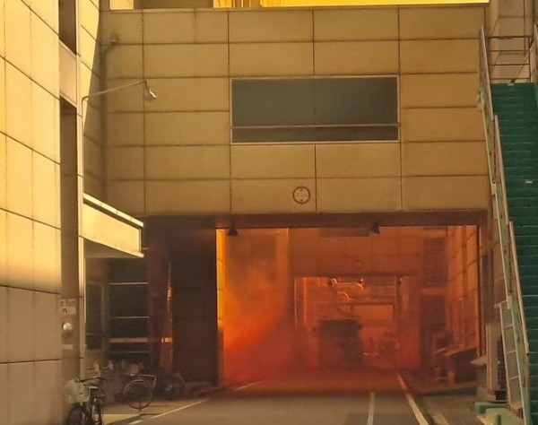 9일 오전 8시 55분께 군산시 소룡동에 위치한 OCI 군산공장에서 폐혼산 탱크로리 하역작업을 하던 중 탱크로리에서 폐혼산이 누출됐다.(사진=전북소방본부 제공)