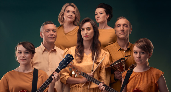 미치앤미치(Mitch & Mitch)는 폴란드 얼터너티브 음악계의 유명 인사들로 재즈와 컨트리, 사이키델릭까지 넘나들며 자유로이 음악을 블렌딩한다. 이번 공연은 이들이 존경하는 이탈리아 출신의 거장 엔리오 모리코네의 음악을 미치앤미치 스타일로 재해석한 무대를 선보인다. 데이비크 호크니, 배병우, 신영복, 무라카미 다카시 등 갤러리 카페 ‘이오일스페이스’의 다양한 전시 작품들과 함께 공연을 즐겨볼 수 있다.(사진=전주세계소리축제 조직위 제공)