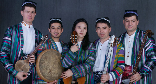 정통 클래식 기타리스트 이신후와 우즈베키스탄 국립오케스트라 출신 전통음악인들이 선사하는 아름다운 하모니! 클래식 기타의 선율에 얹어지는 중앙아시아 악기 루밥(Rubab)과 도이라(Doira)의 유쾌한 연주가 매력적이며, 서로 다른 장르의 음악이 자연스럽게 만나 음악적 융합을 보여준다.(사진=전주세계소리축제 조직위 제공)