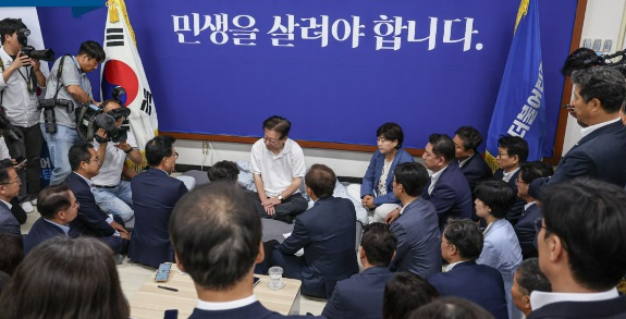 이재명 더불어민주당 대표가 단식 15일째인 지난 14일 당직자 등과 대화를 나누고 있다.(사진=민주당 제공) 