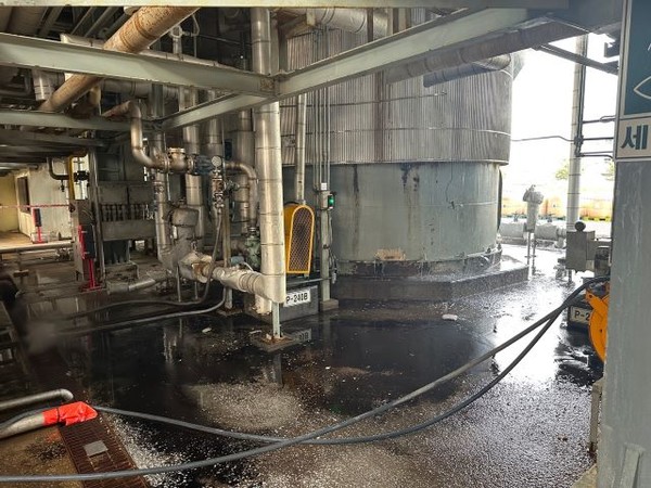 19일 오후 3시 59분쯤 군산시 오식도동의 합성수지 제조업체인 삼양화인테크놀로지에서 황산이 유출되는 사고가 발생했다.(사진=전북소방본부 제공)