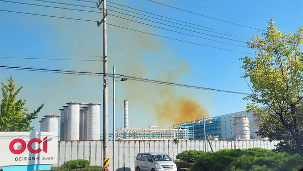 9일 오전 OCI 군산공장에서 가스가 누출되는 사고로 인근 주민들이 대피했다.(사진=전북소방본부 제공)