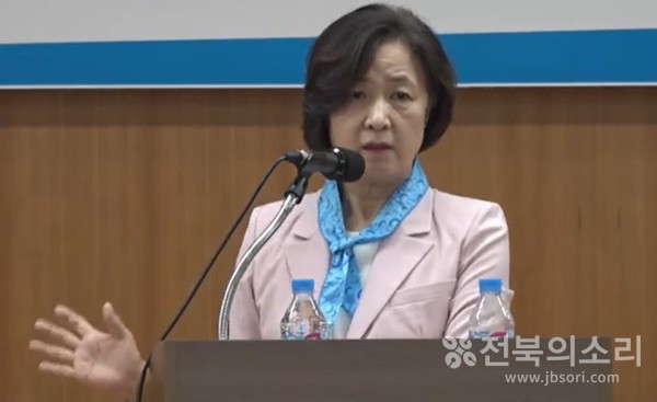 추미애 전 법무부 장관이 19일 전북도의회 대회의실에서 열린 ‘더민주전북혁신회의 출범식’에서 초청 강연을 실시해 주목을 끌었다.  