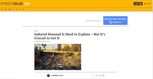 스트리츠블로그 캘리포니아 2022년 3월 2일 기사. 멜라니 커리라는 연구자는 '유도수요'라는 현상의 설명을 통해 교통문제 해결이 혼잡에 집중해서는 어렵다는 내용의 기사이다. 사진은 스트리츠블로그 화면 캡처.
