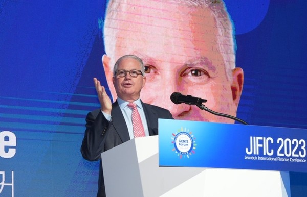  21일 열린 전북국제금융컨퍼런스는 SSBT(State Street Bank & Trust Co.) 은행의 사장 겸 최고운영책임자인 Lou Maiuri(루 마이우리)의 축하 연설 영상을 시작으로, 자본시장에서 가장 오랜 역사를 보유한 사모펀드(PEF) 운용사 중 하나인 Warburg Pincus(워버그 핀커스)의 CEO인 Charles R. Kaye(찰스R.케이)의 ‘최근의 투자 환경에 대한 관점’을 주제로 한 기조연설로 행사의 막을 열었다.(사진=국민연금공단 제공)