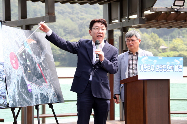 우범기 전주시장은 22일 아중호수 일원에서 ‘아중호수 관광명소화 사업’ 관련 현장 브리핑을 하고 있다.(사진=전주시 제공)