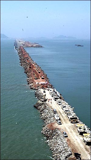 2006년 4월 21일 착공 15년 만에 새만금 방조제 공사가 마무리됐다.(사진=전북도 제공)