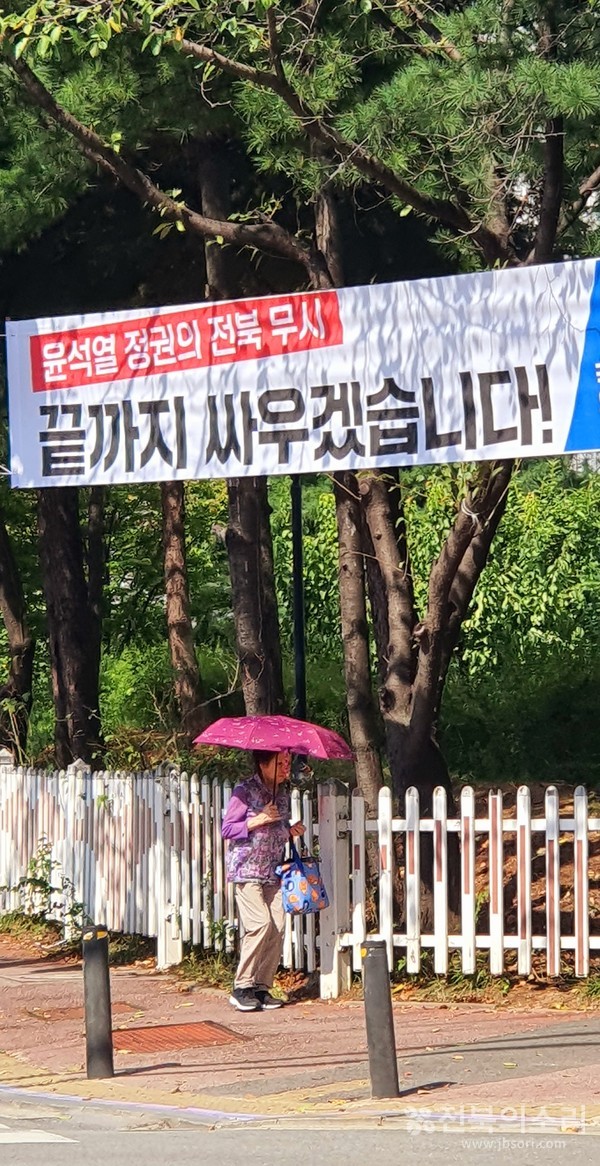 추석 연휴 첫날인 28일 전주시내 거리 모습.