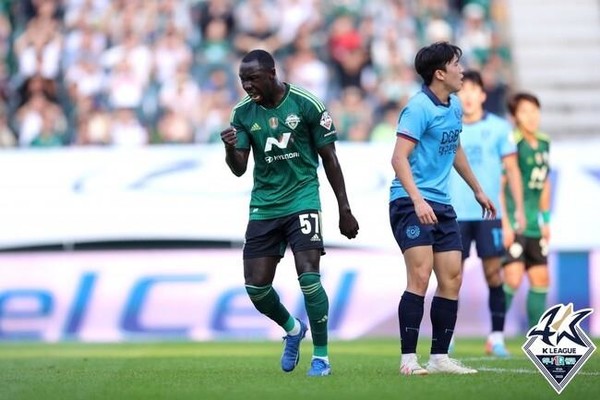 만회골을 넣은 보아텡(사진=한국프로축구연맹 제공)