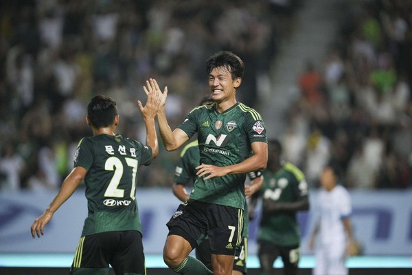 전북 현대가 8일 서울월드컵경기장에서 열린 하나원큐 K리그 1 2023 정규 라운드 최종전 33라운드에서 FC서울을 2-0으로 제압하며 마지막 순간 승점 3점을 추가, 파이널 A 합류에 성공했다.(사진=전북 현대 제공)