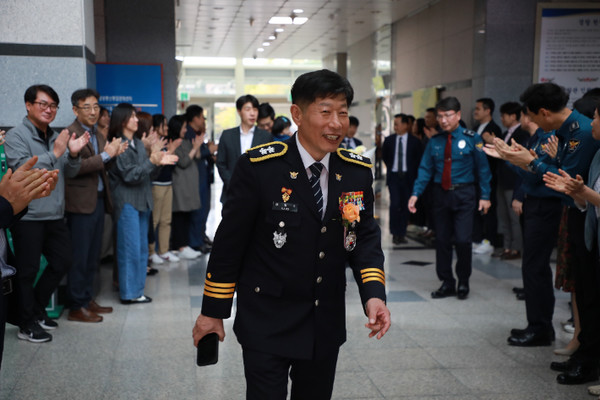 13일 퇴임한 강황수 전북경찰청장이 직원들의 박수를 받으며 전북경찰청을 떠나고 있다.(사진=전북경찰청 제공)