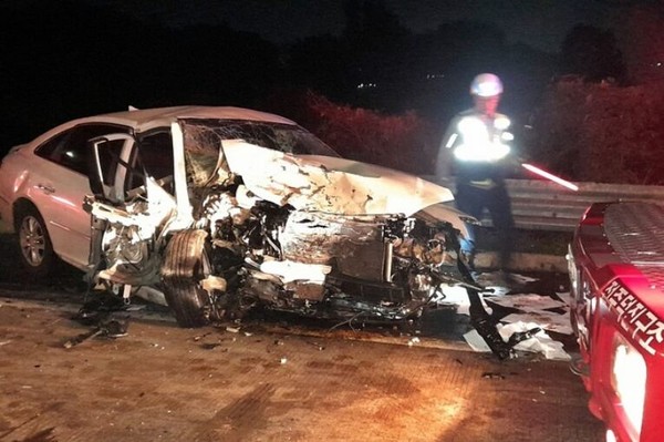 10월 12일 오후 11시 50분쯤 완주군 용진읍 익산∼장수간 고속도로 상행선 완주 IC 인근에서 역주행하다 마주 오던 차량 2대와 정면 충돌한 사고가 발생했다.(사진=전북소방본부 제공)