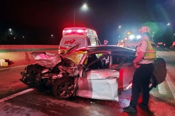 지난달 20일 오전 0시 45분쯤 무주군 안성면 대전통영고속도로 덕유산 나들목 인근에서 역주행하던 승용차가 마주오던 승합차와 정면 충돌한 사고가 발생했다.(사진=전북소방본부 제공)