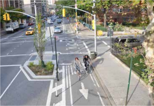 9번가의 변화된 모습.(출처: The Economic Benefits of Sustainable Streets. 뉴욕교통국)