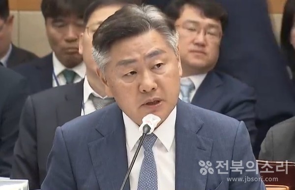    24일 전북도청에서 열린 행안위 국감에서 의원들의 질의에 대해 답변하고 있는 김관영 지사.