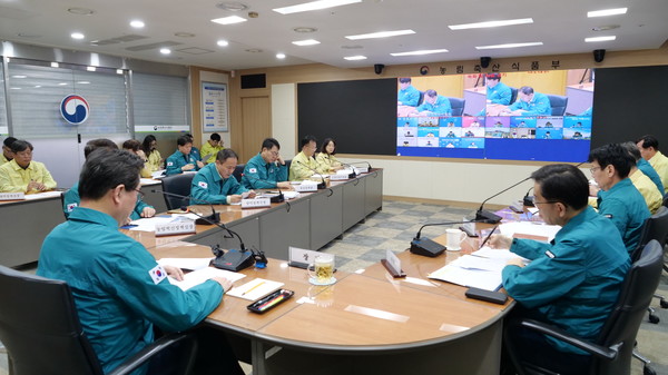 24일 럼피스킨병 중앙사고수습본부(중수본)는 소 럼피스킨병 확진 건수는 모두 27건으로 지난 20일 충남에서 처음 확인된 이후 21일 3건, 22일 6건, 전날 7건, 이날 10건 등 확진 사례가 계속 늘고 있다고 밝혔다. 사진은 중수본 회의 모습.(사진=농림축산식품부 제공)