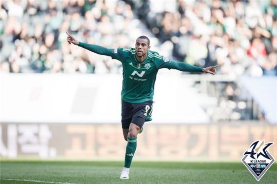 전북의 구스타보(사진=한국프로축구연맹 제공)