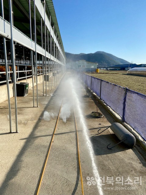 한우농가에서 방역을 실시하고 있는 모습.(자료사진)