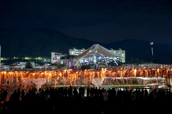 무주반딧불축제 낙화놀이(사진=무주군 제공)