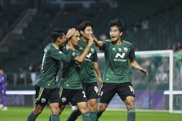 문선민의 선제골을 축하하는 동료들(사진=전북 현대 제공)