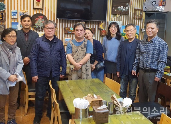 '전북의소리 독자참여편집위원회'가 3일 전주시내 한 음식점에서 '2023년 제4차 회의'를 개최하고 새로운 위원장과 간사를 선출하는 등 일부 운영규칙을 개정했다. 