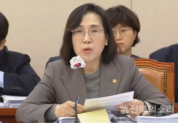 김현숙 여가부 장관이 2일 열린 국회 여성가족위원회 국정감사에서 의원들 질의에 답변하고 있다.