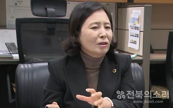 6일 전북도의회 이수진 의원은 "새만금잼버리 조직위원회가 지난 7월 전북도청 입점 문구점 운영 주체인 A업체와 4,890만원 규모의 잼버리 백서 제작용역을 수의계약하면서 A업체가 조직위에 제출한 용역수행 실적 증명원이 허위 공문서로 드러났다"며 진상규명을 촉구했다.