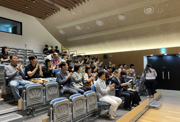 전주시 혁신동에 위치한 '혁신동복합문화센터'. 이곳에서는 올해 여러번의 자전거 관련 행사가 진행되었다. 사진은 9월 23일의 첫번째 주민학교에서 '자전거로 꿈꾸는 혁신도시의 혁신'이라는 주제의 강연이 진행되기 직전의 참가자들 소개 사진이다.