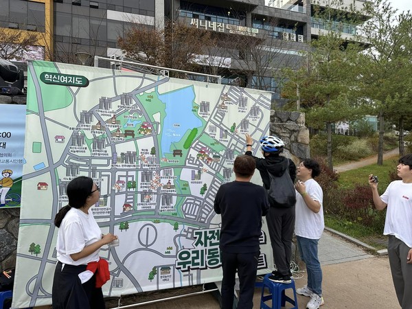 두 번째 자전거 행진과 시상식 진행에 앞서, 혁신동의 지도에 자기가 사는 위치와 문제점 해결을 위한 내용등을 담는 퍼포먼스를 펼치고 있다.