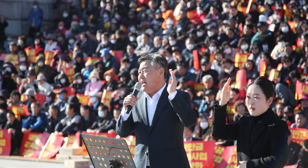 김관영 전북도지사가 7일 국회의사당 앞에서 열린 '새만금 사업 정상화를 위한 전북인 궐기대회' 집회장에서 발언하고 있다.(사진=전북도 제공)