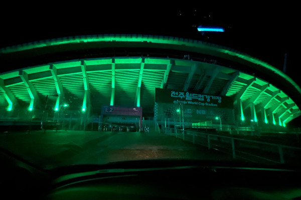 전주월드컵경기장 동측 조명이 초록빛으로 새롭게 바뀌었다.(사진=전주시 제공)