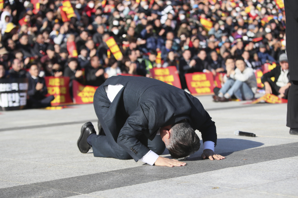 김관영 전북도지사가 7일 국회의사당 앞에서 열린 도민 궐기대회에서 참석자들을 향해 큰절을 하고 있다.(사진=새만금비상회의 제공)