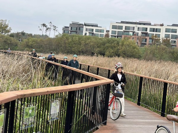 전주 혁신동 기지제 주변 데크에서 보행자들의 안전을 고려하여 자전거를 이용하고 있는 모습.