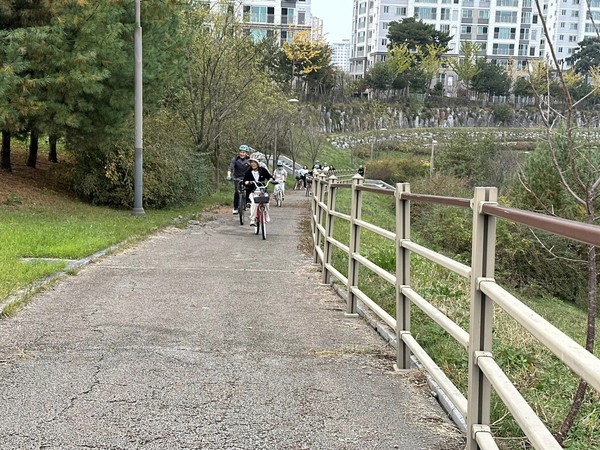 전주 혁신동 기지제를 중심으로 펼쳐져 있는 자전거 도로에서 행진을 펼치고 있는 '벨로 혁신' 회원과 주민들.(사진 위, 아래)