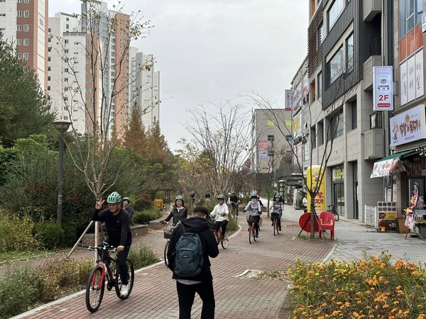 전주 혁신동 기지제를 중심으로 펼쳐져 있는 자전거 도로에서 행진을 펼치고 있는 '벨로 혁신' 회원과 주민들.