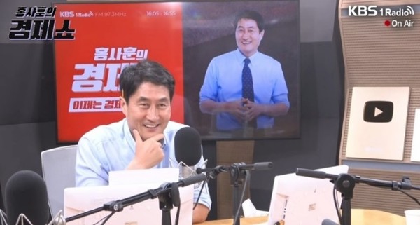 11월 3일 '홍사훈의 경제쇼' 진행자인 홍사훈 KBS 기자가 하차 전 마지막 방송을 진행하고 있는 모습.(사진=유튜브 'KBS 1라디오' 생중계 갈무리)