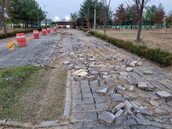 전주시 덕진구 기지제 수변공원 체육시설 철거 작업 중 발생한 보도블럭 훼손 모습.(사진=천서영 전주시의원 제공)